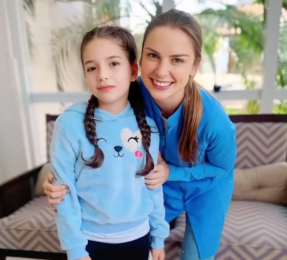 Maitê Schepp Aurélio, sua mãe Renata e a professora Mônica Mattos celebram a conquista na ginástica artística (Créditos: Reprodução)