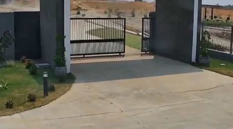 Solo se abre diante da câmera em parque solar durante terremoto em Mianmar (Créditos: Reprodução)