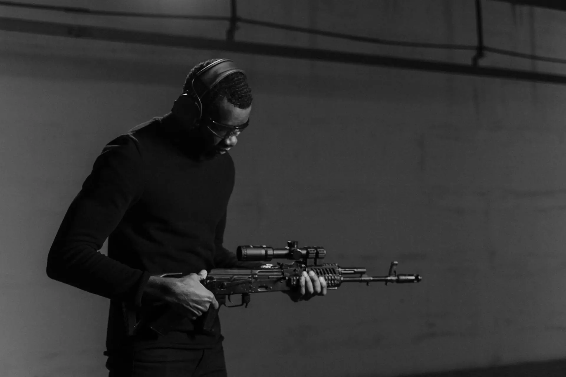 Homem atirando com rifle (Foto: Tima Miroshnichenko - Pexels)