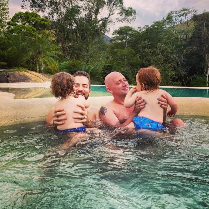 "A gente tem um esquema de rodízio nesse apoio, cada dia uma avó busca na escola. Nos dias em que estou no consultório, porque às vezes é um horário que eu não posso buscar", contou o famoso. (Foto: Instagram)