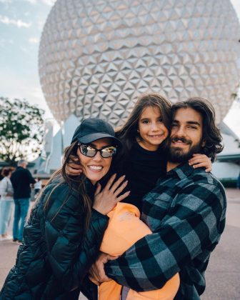 “Nosso casamento é aberto para negociar sobre a educação da nossa filha, para onde a gente quer viver daqui a alguns anos… A gente renegocia, a gente é aberto a mudanças, a transformações”, disse Deborah. (Foto: Instagram)