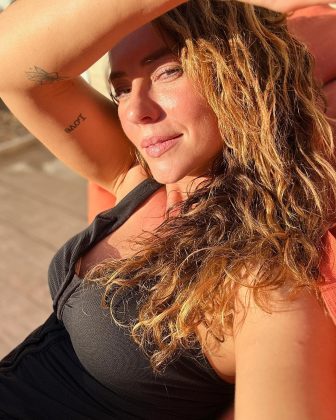A atriz usou o Instagram para publicar cliques onde aparece tomando sol sem maquiagem e refletiu sobre viver se filtros. (Foto: Instagram)