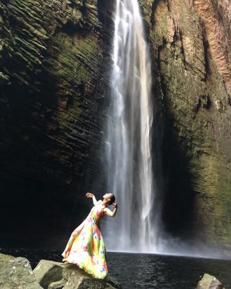 A atriz compartilhou uma sequência de cliques onde aparece dançando diante de uma cachoeira para falar sobre a data especial. (Foto: Instagram)