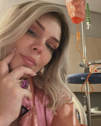 Durante uma transmissão ao vivo na última segunda-feira (19), SImony revelou que seus exames recentes apontam um grande avanço em seu tratamento contra o câncer. (Foto: Instagram)
