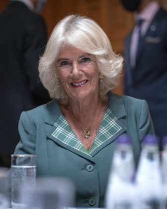 Na última quarta-feira (21), Camilla teria provocado os duques de Sussex, ao aparecer no Royal Ascot 2023, com o mesmo vestido que usou no casamento de Harry e Meghan, em 2018 (Foto: Instagram)