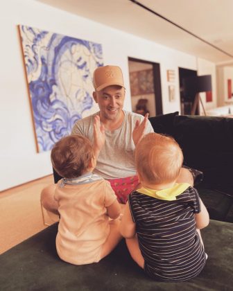 Os dois se tornaram pais de Gael e Romeu em 2019, através de duas barrigas de aluguel. (Foto: Instagram)