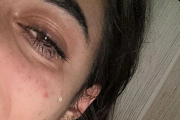 A ex-BBB publicou uma foto chorando nos Stories do Instagram e declarou que seu dia havia sido difícil. (Foto: Instagram)
