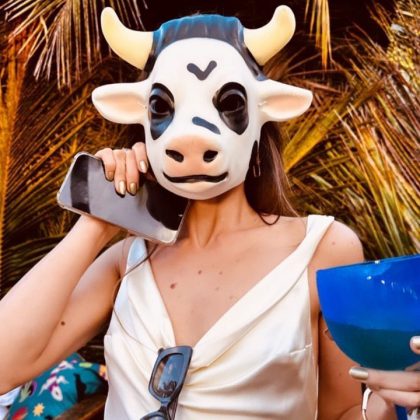 Em seu perfil no Twitter, ela se divertiu: “A Nicole Bahls deu o nome de CAMILA QUEIROZ pra vaquinha dela. PARA [risos] Eu to passando mal”, comentou. A artista, então, publicou uma foto usando uma máscara de vaca. (Foto: Instagram)