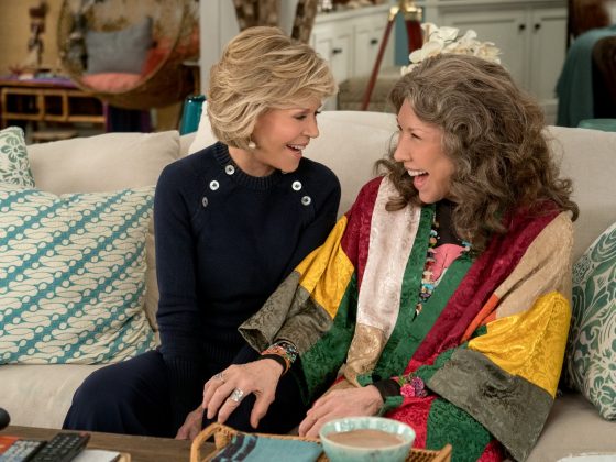 Grace e Frankie estão encarando a temida terceira idade, mas não da forma que imaginavam. Quando os seus respectivos maridos revelam que estão apaixonados um pelo outro, e planejam se casar, a vida delas é virada de cabeça para baixo. (Foto: Divulgação)