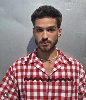 Durante a Semana de Moda de Paris, o jovem ator João Guilherme, de apenas 21 anos, causou alvoroço ao aparecer usando um cropped. (Foto: Instagram)