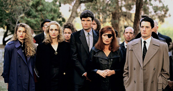 O agente do FBI Dale Cooper viaja para a pequena cidade de Twin Peaks para investigar o assassinato da jovem Laura Palmer, e conhece um mundo onde as aparências enganam. (Foto: Divulgação)