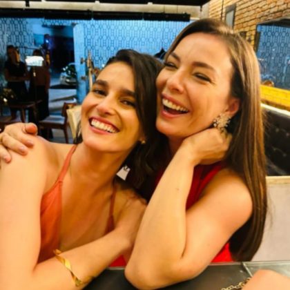 As duas atrizes começaram a rir e mudaram de assunto, em clara reação à polêmica do beijo censurado. (Foto: Instagram)