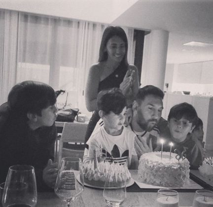 Mesmo sendo um bilionário, o astro argentino optou por uma comemoração intimista ao lado de sua esposa, Antonella Roccuzzo, e de seus três filhos, Thiago, Mateo e Ciro. (Foto: Instagram)