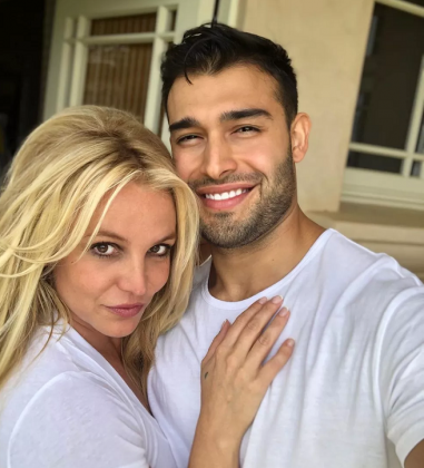 Sam Asghari, namorado de Britney Spears, apoiou a artista durante todo o processo do fim da tutela. (Foto: Instagram)