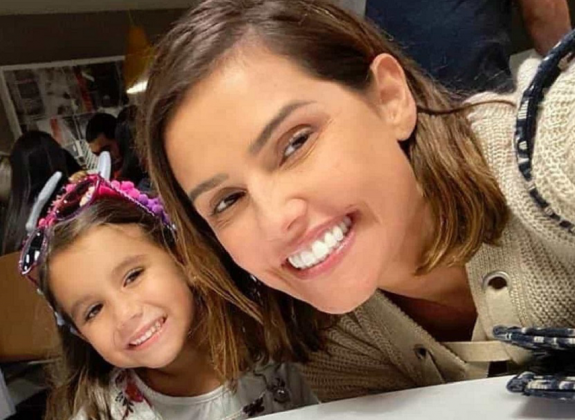 Deborah Secco é mãe de Maria Flor, de 7 anos. (Foto: Instagram)