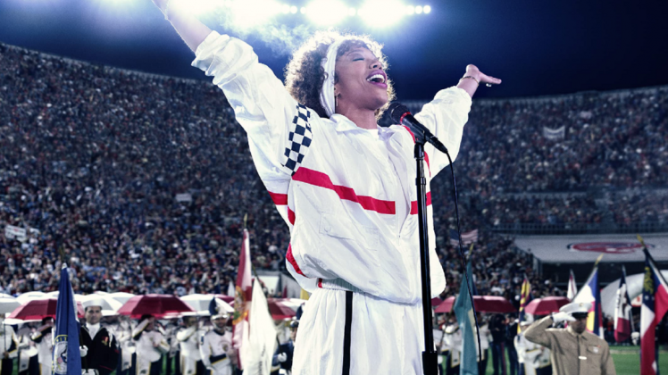 Descoberta pelo executivo da gravadora Clive Davis, Whitney Houston alcançou a fama na década de 1980 e se tornou uma das maiores cantoras de sua geração. (Foto: Divulgação)