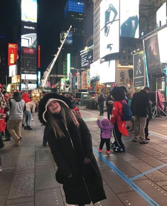 "Sete anos separam essas duas fotos. Hoje, estou aqui como turista! Acredite, 'tudo dá certo no fim; se ainda não deu certo, é porque ainda não chegou ao fim' - Traição entre Amigas. Minha Pê, parando a Times Square", escreveu ela entusiasmada. (Foto: Instagram)
