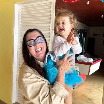 No registro, a menina de apenas dois anos canta uma música religiosa e é incentivada pela avó, Margareth Serrão, a completar a letra toda. (Foto: Instagram)