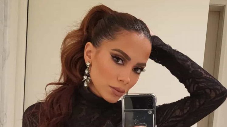 Anitta rebate ataques e recusa comparações com artistas nacionais. “É óbvio que essas pessoas vão ter um resultado maior e mais rápido, porque hoje em dia minha carreira está focada em outro lugar, em outra sonoridade, em outro idioma. Tem tudo isso, e tá tudo ótimo. As pessoas têm que parar de ficar catando cabelo em ovo. Está tudo perfeito, minha vida está maravilhosa”, declarou. (Foto: Instagram)