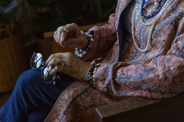 A história de Bella Montoya, uma idosa equatoriana de 76 anos, surpreendeu sua família ao voltar a respirar durante seu próprio velório. (Foto: Pexels)