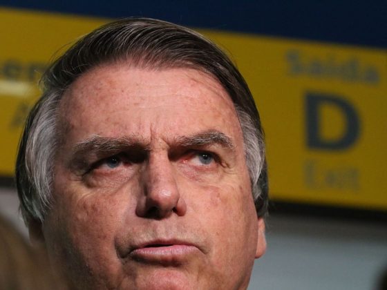 Ao participar de uma coletiva de imprensa, Bolsonaro foi surpreendido por um manifestante que gritava "bandido" e "golpista" (Foto: Agência Brasil)