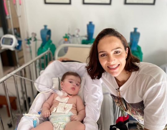 Letícia Cazarré faz desabafo sobre saúde da filha: "Depende de um respirador para viver" (Foto: Instagram)