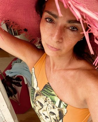 Claudia Ohana, no ar na novela 'Vai na Fé', da Globo, abriu o coração sobre o impacto da despedida de sua personagem, Dora, que morrerá nos braços de sua família após complicações de um câncer. (Foto: Instagram)