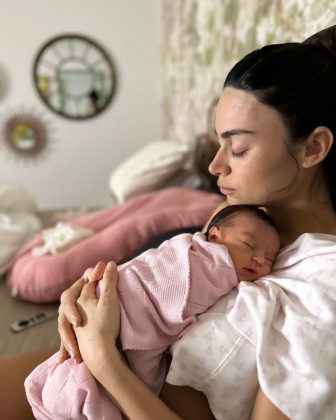 Thaila Ayala compartilhou uma sequência de fotos com a filha caçula, Tereza, e fez um deabafo sobre os momentos que passou com ela no hospital durante a última semana. (Foto: Instagram)