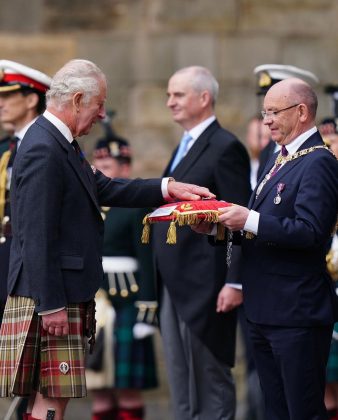 O rei participará de um culto especial em ação de graças na Catedral de St Giles. Charles III será apresentado as honras da Escócia, as joias como: a coroa, espada e cetro da nação (Foto: Instagram)