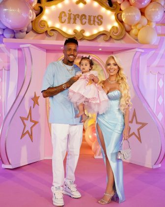 Éder Militão e Karoline Lima comemoram aniversário de 1 ano da filha com festão e looks combinando (Foto: Instagram)