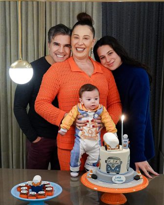 Claudia Raia impressionou os fãs ao compartilhar fotos da celebração dos cinco meses do filho caçula, Luca. (Foto: Instagram)