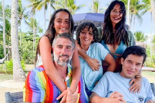 O apresentador está na Grécia ao lado de sua esposa Suzana Gullo e dos filhos Donatella e Stefano. (Foto: Instagram)