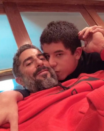 Por causa do autismo, Romeo tem dificuldade em se adaptar a mudanças e viagens, necessitando de uma rotina específica. (Foto: Instagram)