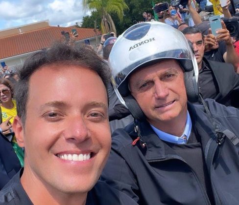 André Valadão é amigo próximo da família de Jair Bolsonaro, e sempre demonstrou poio ao líder da direita, que está inelegível ao cargo público. (Foto: Instagram)