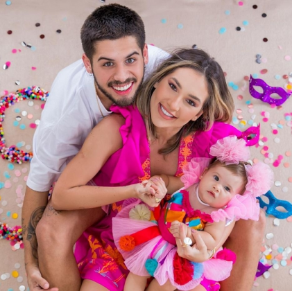 Zé Felipe arrancou suspiros dos seguidores nesta quarta-feira (26) ao compartilhar um clique encantador abraçado com a esposa e a filha caçula, Maria Flor. (Foto: Instagram)