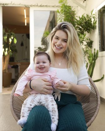 Ao interagir com os seguidores em uma caixinha de perguntas no Instagram, Viih Tube contou como sua filha de três meses, Lua, tem lidado com a presença de uma babá. (Foto: Instagram)