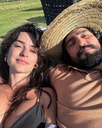 Thaila Ayala publicou uma sequência de cliques curtindo momentos na praia e em uma piscina ao lado do marido, Renato Góes, e dos filhos, Francisco e Tereza nesta quinta-feira (17). (Foto: Instagram)