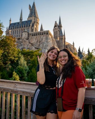 Marcela McGowan e Luiza Martins anunciam noivado na Disney: "Disse sim desde o primeiro beijo". (Foto: Instagram)