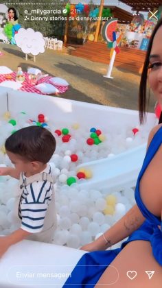 Emily publicou alguns momentos do filho brincando e detalhes da decoração da festa (Foto: Instagram)