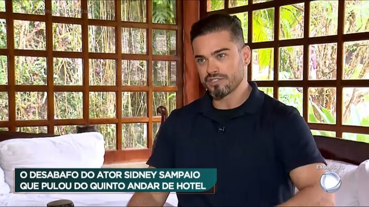 "Estou com joelho fraturado, dedo fraturado, coluna fraturada, graças Deus nada cirúrgico ou que me deixa sequelas. Considero que nasci de novo. Inúmeras probabilidades de isso ter dado outro desfecho", pontuou Sidney Sampaio. (Foto: Record)