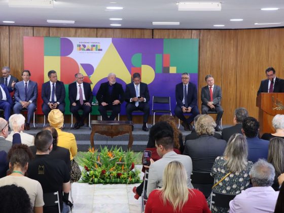 Na tarde desta segunda-feira (28), o presidente Lula (PT), sancionou novo salário mínimo e corrigiu a tabela do Imposto de Renda de Pessoa Física (IRPF), em um evento no Palácio do Planalto (Foto: Agência Brasil)