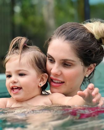A famosa afirmou que fica com a pequena Ayla o tempo todo, mas não pode pegá-la no colo pois está passado por uma gestação de risco de gêmeos. (Foto: Instagram)