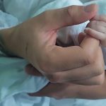 O problema apontado pelos internautas é que o filho do casal, o pequeno Arthur, de apenas três meses, segue internado na UTI neonatal. (Foto: Instagram)
