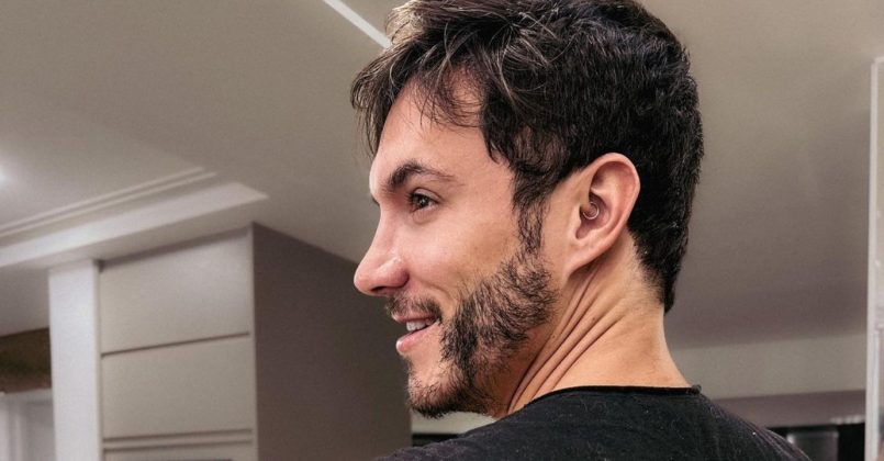 Através dos Stories do Instagram, o influenciador digital e ex-BBB surgiu sem cinta e mostrou o resultado final do procedimento que realizou. (Foto: Instagram)