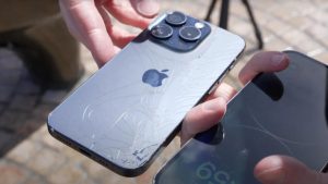iPhone 15 Pro: Belo Por Fora, Mas o Quanto é Resistente?  (Foto: Youtube / Appletrack)