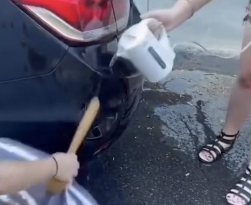 As imagens mostram quatro amigas tentando desamassar a traseira de um carro. (Foto: Reprodução vídeo Instagram)