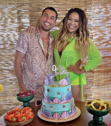 Ricardo Vianna marcou presença na festa de aniversario da mãe da cantora Lexa. (Foto: Instagram)