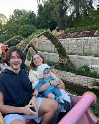 A influenciadora Viih Tube encantou seus seguidores nas redes sociais no último domingo (29), ao compartilhar registros da primeira viagem de sua filha, Lua Di Felice, de apenas seis meses, à Disney. (Foto: Instagram)