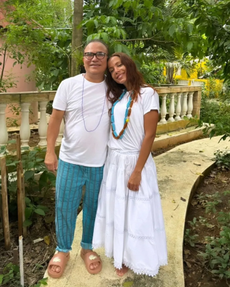 Anitta visita terreiro de Candomblé no Rio, e posa com pai de santo. (Foto: Instagram)