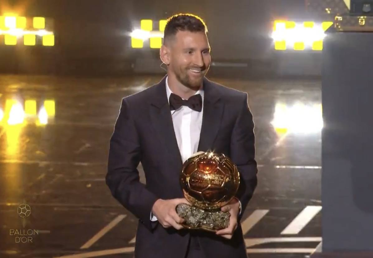 Messi conquista Bola de Ouro pela sexta vez e se torna maior vencedor